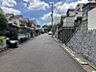 その他：【前面道路含む現地写真】スーパー・コンビニまで、ともに徒歩1分！小学校が、徒歩9分の距離に位置しています。