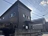 外観：【現地外観写真】太陽光発電システム搭載(14.61kw)の住まい。外周に塀が設置され、防犯性の向上やプライバシーが保たれやすいです。※2026年6月北東側から撮影