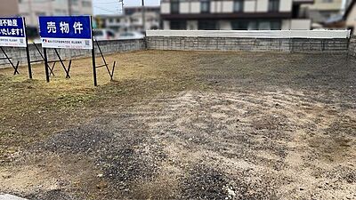 外観:【現地土地写真】土地面積は約93.05坪、現況更地です。事業用地としてお使いいただけます。建築条件はございません。自由に建築会社をお選びいただけます。 外観:【現地土地写真】土地面積は約93.05坪、現況更地です。事業用地としてお使いいただけます。建築条件はございません。自由に建築会社をお選びいただけます。