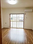 2F、南向きにつき陽当り良好。