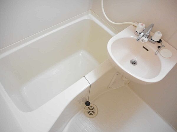 画像6:洗面台とユニット式のお風呂です