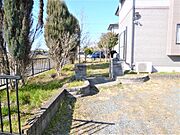 駐車場から玄関までのアプローチです。