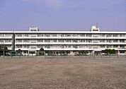 中学校「高崎市立新町中学校まで1136m」