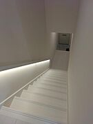 階段（手すりにライトあり）