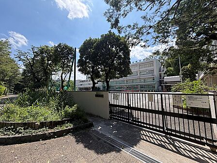 敷地内に板橋区立緑小学校