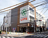 ライフ梅島駅前店 112m