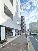 前面歩道含む外観写真（船堀街道・バス通り沿い）