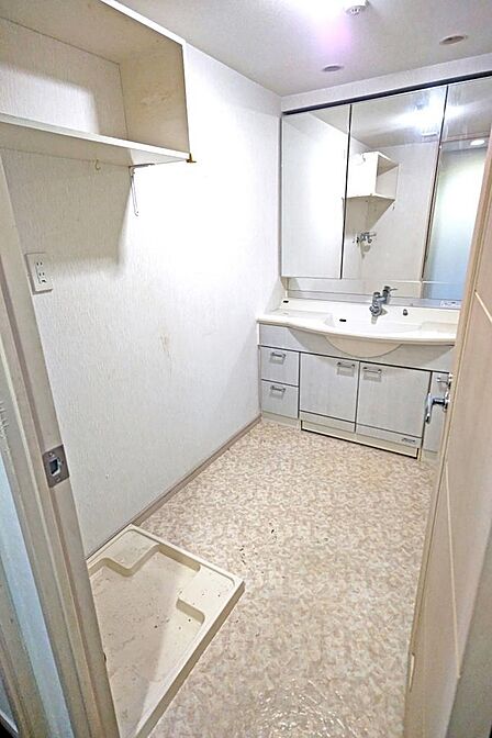 収納付き洗面化粧台を備えた洗面室。毎日の身支度もスムーズに行えます