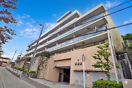 手入れの行き届いた外観。駅徒歩4分ながら落ち着いた住環境も魅力です