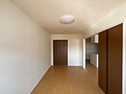 ◆洋室(6.9帖)◆扉を開けてＤＫとひと続きの空間として使えそうです♪