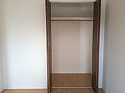 洋室6.9帖｜衣類収納に便利なスペース