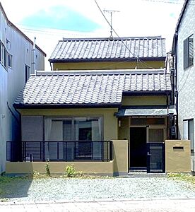 外観：中庭のある現代風町屋造りの住まい。前面には余裕で車2台が駐車できるスペースがあります