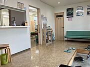エントランス右側。受付窓口が左手に、奥が化粧室・トイレ。