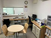 事務室内（内部から受付窓口を望む）