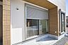 その他：【施工例】1階の引き違い窓はシャッター付、電動シャッターで開閉も楽々。