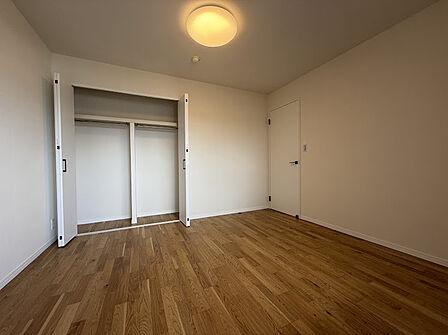 最上階・角部屋ならではの開放感を楽しめる住まい。窓からは川を望む心地よい眺望が広がります。84m2超のゆとりある4LDKで、ご家族それぞれの時間も大切にできる住空間です。