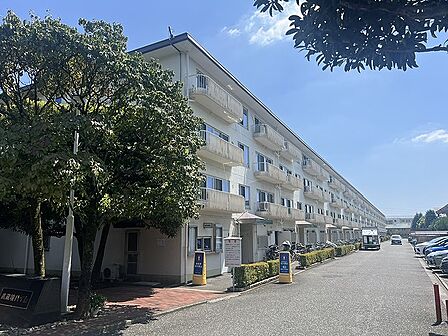 白を基調とした清潔感のある外装です!