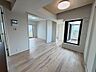室内：三方角部屋ならではの開口部の多さが魅力！明るく風通しの良いＬＤＫです