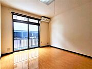 洋室8帖、照明器具備え付けです。