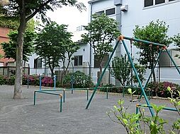 [周辺] 遠藤町公園まで1552m、住宅街の比較的広めな公園です。ブランコ・鉄棒などの遊具があります。ベビーカーで入れますので、小さなお子様も楽しめます。