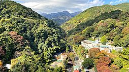 [その他] 眺望（1）：北西側の眺望。箱根方面の山々と藤木川がご覧になれます。春夏秋冬の変化をご堪能ください。