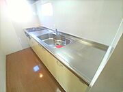 キッチンは独立タイプです。