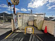 ファミリーに嬉しい駐車場は縦列区画、1台駐車5，000円/月、2台駐車10，000円/月ですよ。