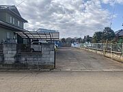 前面道路からの写真です。現況は舗装され、ブロック・フェンス・カーポートがあります。