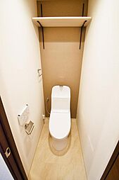 [トイレ] 棚を配したトイレ、目隠しを付ければ生活感も隠せます