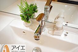 [洗面] 三面鏡にハンドシャワー付き、使いやすい洗面台