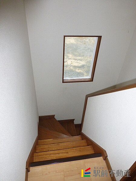 画像20:階段にも窓があります