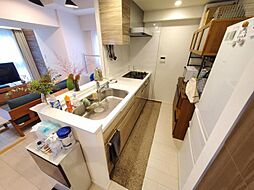 [キッチン] 対面キッチンの吊戸棚は調理器具などの収納がしやすく工夫されています