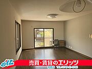 16.5帖と広々としたLDKは、白い壁を基調とし、木のぬくもりと落ち着きのある空間が広がります。