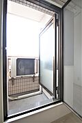 バルコニーは東向きです。
