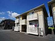 1棟4戸で全戸角部屋になります。お隣とは洗面所・浴室が接しています。南西側駐車場で日当たり良好です。