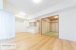 [居間] シンプルな色味のフローリングは、家具が合わせやすいです！広々したリビングでレイアウトの選択肢も増えワクワクが生まれるお部屋です！