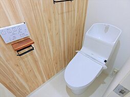 [トイレ] いつも快適に利用できるシャワートイレ。木目のパネルでスタイリッシュに仕上げました。