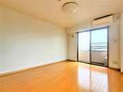 洋室10帖、照明器具は備え付けです。