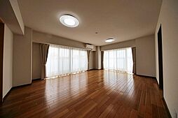 [居間] 明るい室内だから落ち着きのある、快適な空間となっています。続き間の和室を開放するとさらにリビングが広く使えます。