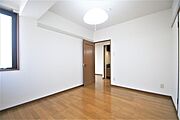 洋室6帖、照明器具は備え付けです。