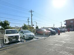 [駐車場] 駐車場は月額8000円～13000円で利用可能です。最新の空き状況はスタッフまでお問合せください。