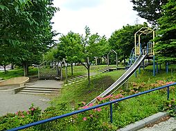 [周辺] 東山田やまびこ公園　700m　住宅街の十分な広さの公園です。複合滑り台、ブランコ、砂場、運動広場があります。 