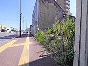 前面道路は3号線で車のアクセスは良好です。