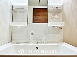 [洗面] 【Wash basin】十分な大きさの洗面台は収納もさる事ながら、身だしなみチェックや歯磨きなど、朝の慌ただしい時間でもホテルライクなスペースで余裕とゆとりを感じて頂けます。