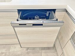 [キッチン] 「ビルトインタイプ食器洗乾燥機」通常の手洗いでは使用出来ないほど高温のお湯や高圧水流を使うことにより汚れを効果的に落とすことができる。殺菌効果が非常に高く哺乳瓶などを使う家庭で需要が高く大変便利。