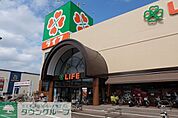 ライフ新座店 徒歩4分。スーパー 300m