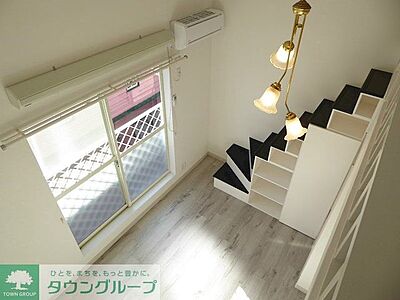 外観:ハシゴから階段へリノベーションしました!昇り降りラクラク、側面はオシャレな棚&収納になっています! 外観:ハシゴから階段へリノベーションしました!昇り降りラクラク、側面はオシャレな棚&収納になっています!