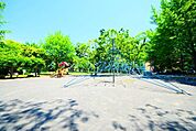 神奈川公園 徒歩11分。公園 820m