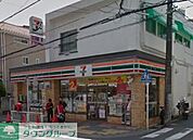 セブンイレブン 徒歩3分。 240m