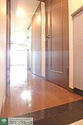 採光のとれた明るい玄関